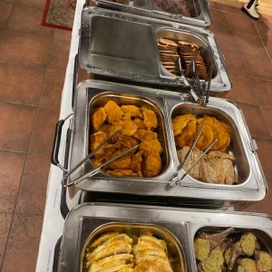 Hauptspeisen (Fleisch und Vegetarisch) auf einem Tisch beim Silvester-Buffet im Landgasthof Sonne Röttingen