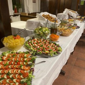 Vegetarische Speisen und Salate auf einem Tisch beim Silvester-Buffet im Landgasthof Sonne Röttingen